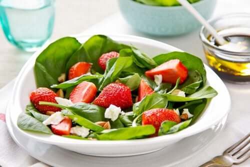 Salat mit Kresse, Erdbeeren und Kräutern 