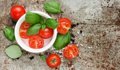 Salat mit Tomaten, Wassermelone und Basilikum