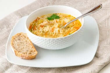 Leckere vegetarische Suppen: die klassische Nudelsuppe
