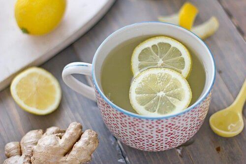 Tee mit Zitrone und Ingwer