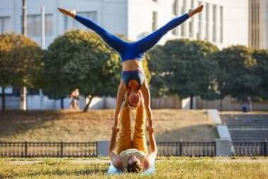 Übungen für Paare: Acro Yoga