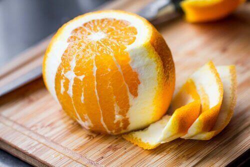 Eistee mit Orange und Zimt