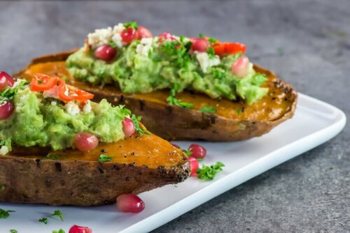 Süßkartoffeln mit Erbsen und Avocado: lecker, schnell und einfach!