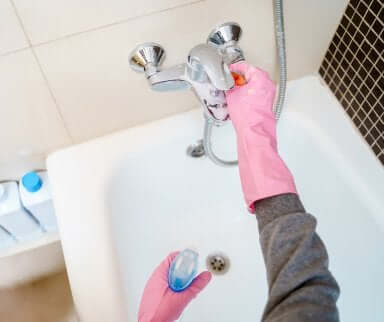 Siebkörbchen zur Reinigung entfernen, wenn die Dusche verstopft ist 