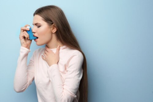 Frau mit Asthma leidet an Kortikophobie