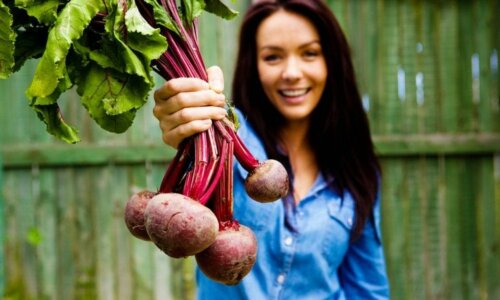 Frau mit Zuckerrüben