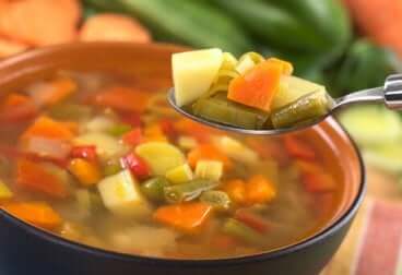 gesunde Lebensmittel zum Abnehmen: Suppen