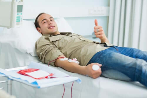 Mann beim Blut spenden
