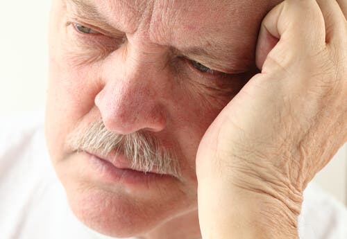 Mann mit Alzheimer hat veränderte Schlafmuster