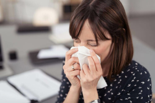 Frau leidet an Allergien