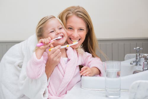 Zähne putzen Kindern beibringen