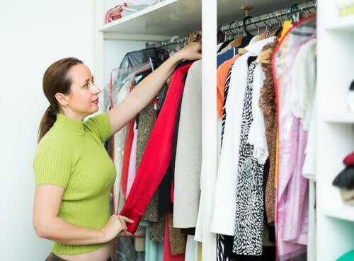 Auswahl der Kleidung für mehr Ordnung im Kleiderschrank