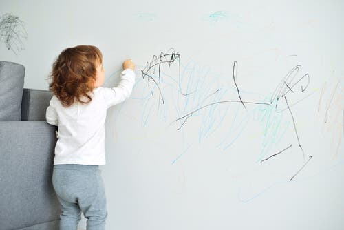 Kind bemalt Wand
