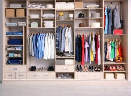 Organisiere deine Kleidung im Kleiderschrank