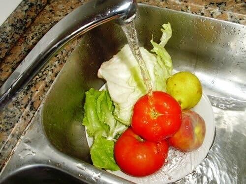 Wasser sparen: Obst und Gemüse in einer Schüssel waschen