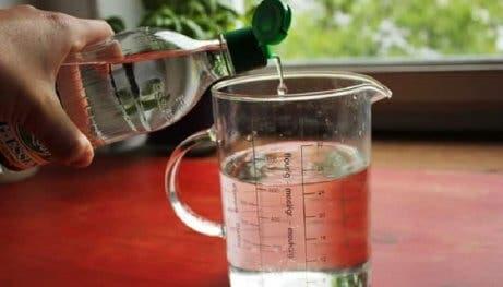 Weißer Essig für Allzweckreiniger