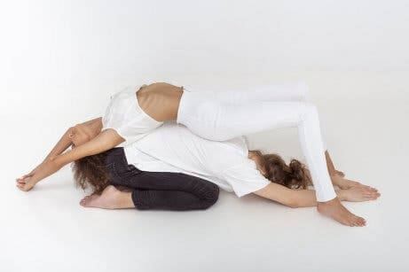 Partner-Yoga: Stellung des Kindes