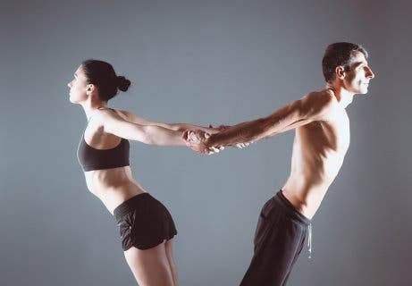 Dehnung des Rückens im Partner-Yoga (Urdhva Uttanasana)