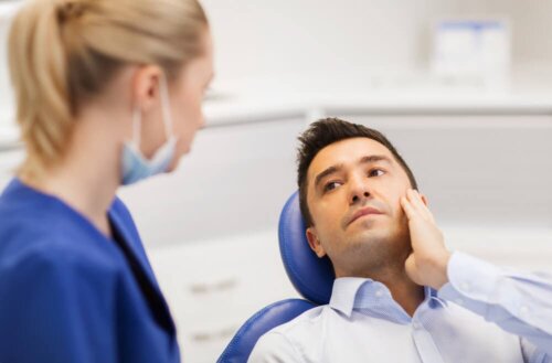 Zahnärztin berät Patienten über Ziehen der Weisheitszähne