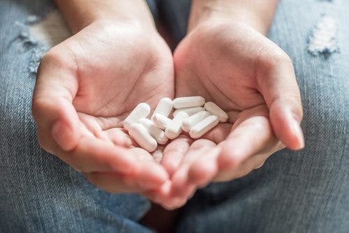 Zwei Hände mit Tabletten