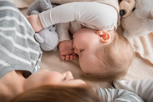 Bei Mama schlafen: Gut oder schlecht für das Kind?