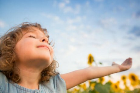 von Kindern lernen: ein Kind streckt seine Arme gen Himmel aus