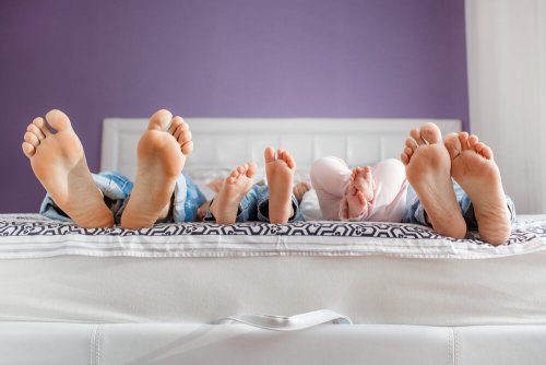 Soll das Kind beim Mama schlafen?