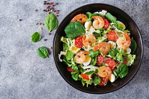 Salate mit Avocados