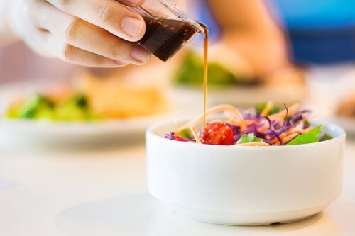 Salate mit Avocados