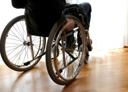 Patient mit Multiple Sklerose im Rollstuhl