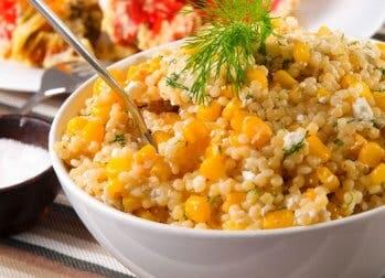Quinoa-Salat mit Mais und Frühlingszwiebeln