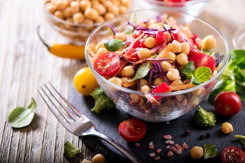 Salate mit Avocados