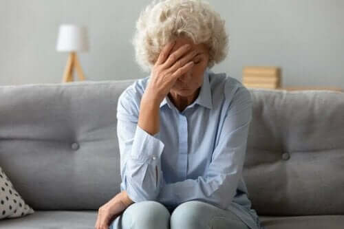 Symptome von Eierstockkrebs - müde Frau