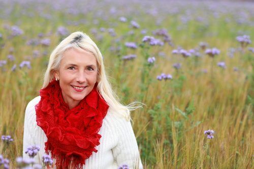 während der Wechseljahre - Frau im Blumenfeld