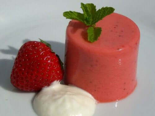 Gelatine für deine Gelenke - Erdbeer-Gelatine-Dessert