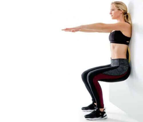 verletzte Knie - Squats an der Wand