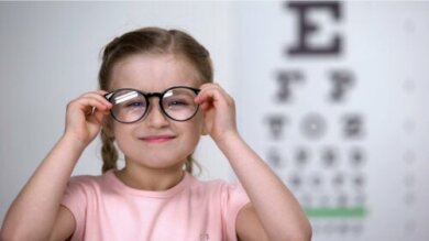 Hornhautverkrümmung bei Kindern: Wie kann man sie erkennen?