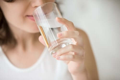 Wasser auf nüchternen Magen trinken: Was passiert in deinem Körper?