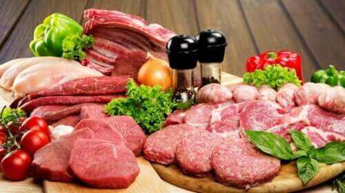 Fleisch - Platte mit rohem Fleisch