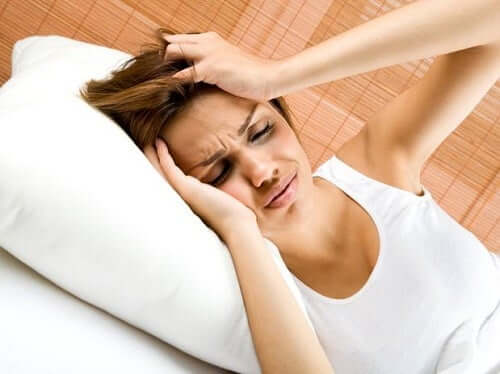 Leber und Kopfschmerzen - Frau mit Kopfschmerzen