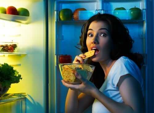 Zuckerkonsum - Frau am Kühlschrank