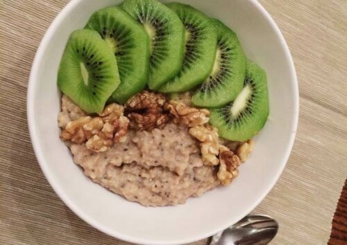 basische Lebensmittel - Haferflocken und Kiwi