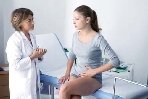 Uterusmyome - Frau beim Arzt