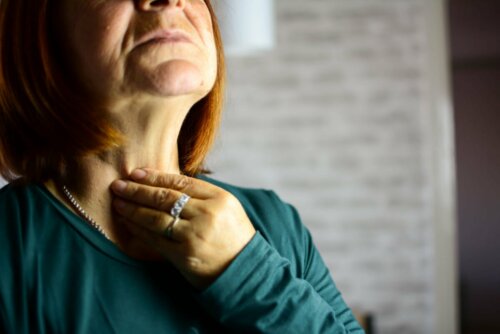 Frau mit Laryngitis
