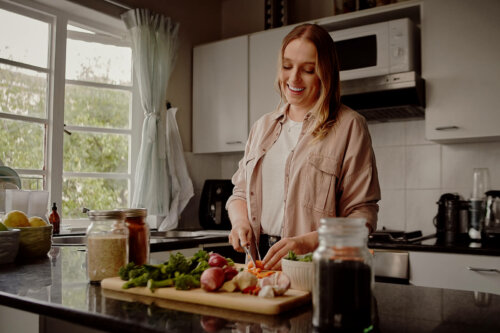 Frau bereitet frühes Abendessen zu