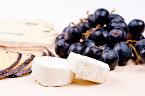 Muscovado-Zucker zu Käse und Trauben