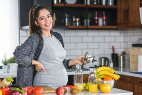 Während deiner Schwangerschaft solltest du auf diese vier Nahrungs- und Genussmittel verzichten