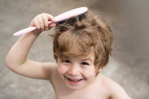 Alopezie im Kindesalter - Kind bürstet sich die Haare