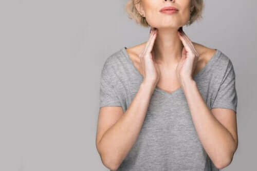 Ernährung bei Hyperthyreose - Frau fasst sich an den Hals