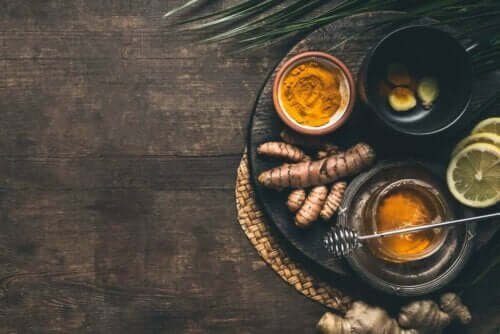 Kurkumatee - Platte mit verschiedenen Kurkumasorten